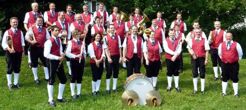 Gruppenfoto aller Musiker des Musikvereines langholzfeld
